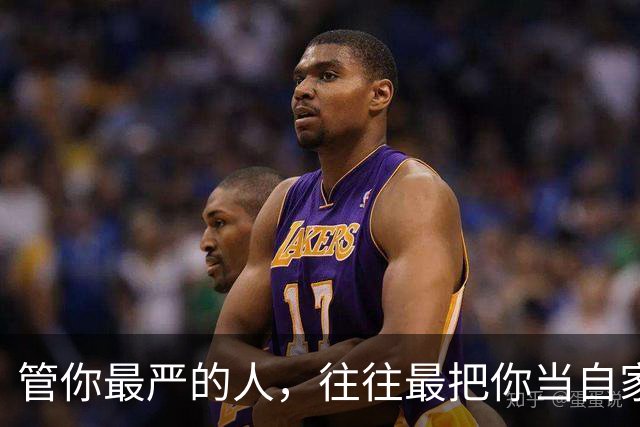 管你最严的人，往往最把你当自家孩子！班主任在操场上为学生的一袋零食，跑得眼镜都歪了