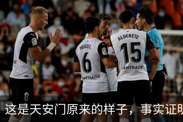 这是天安门原来的样子,事实证明,梁思成和林徽因是有远见的人